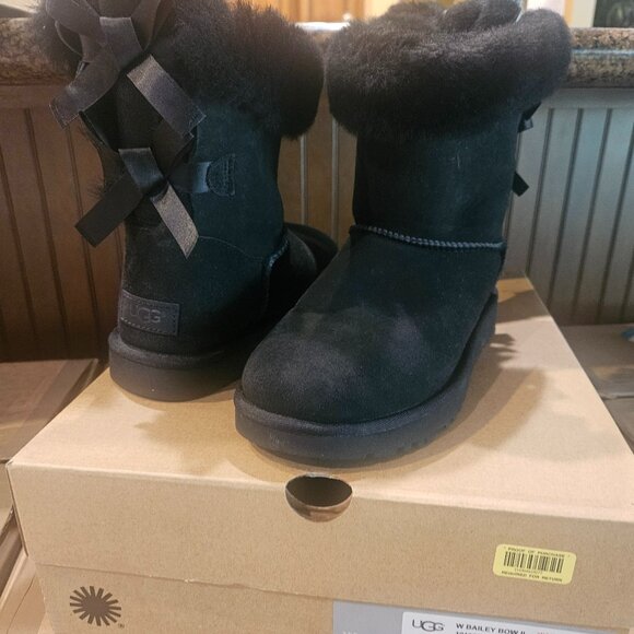 UGG Bailey Bow II - Picture 1 of 4